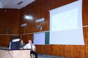 رئيس جامعة سوهاج يواصل دوره الأكاديمي ويلقي محاضرة لطلاب الطب عن شلل الضفيرة العصبية الولادي