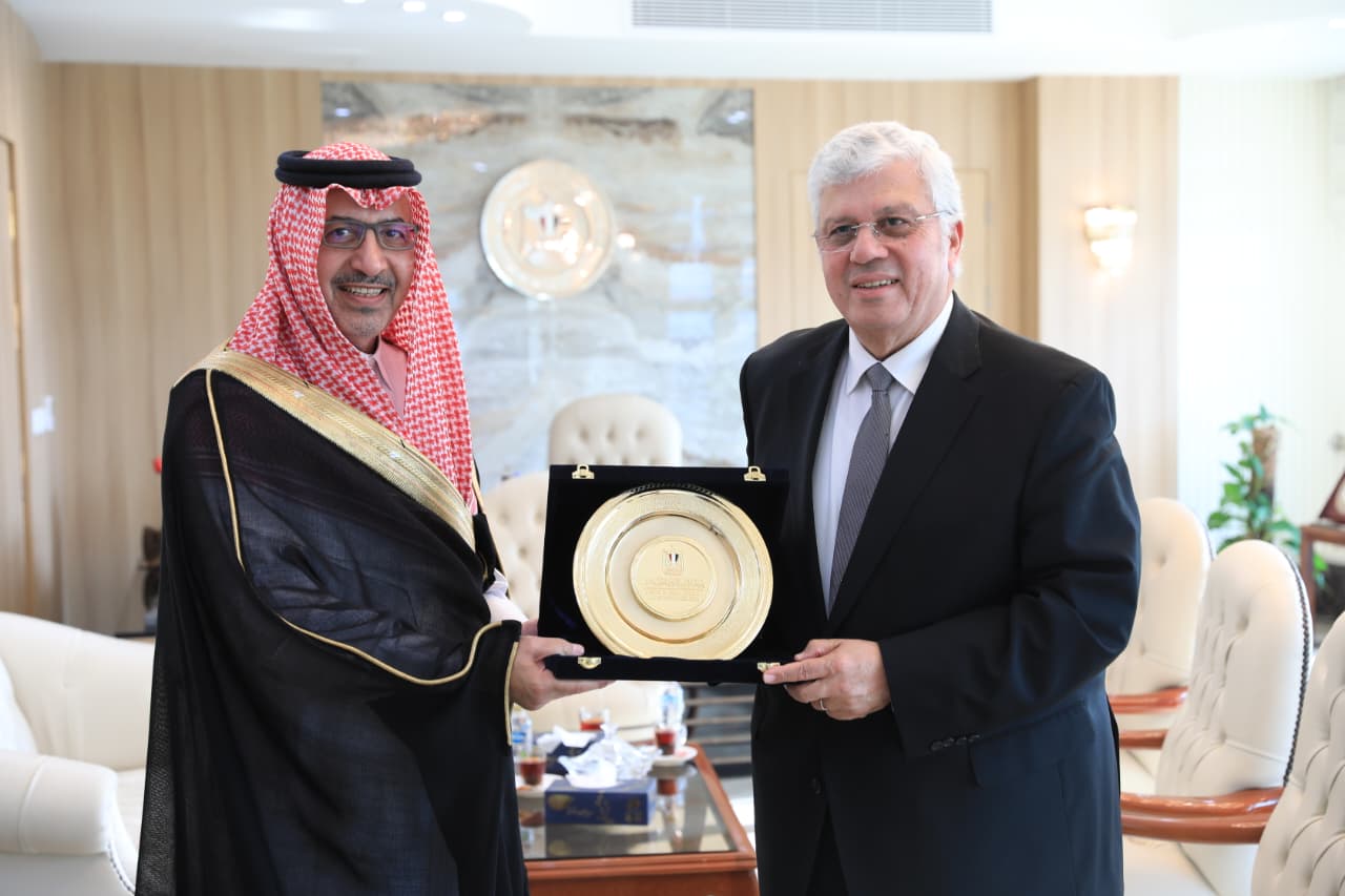وزير التعليم العالي يبحث سبل تعزيز التعاون مع السفير السعودي بالقاهرة (٢)