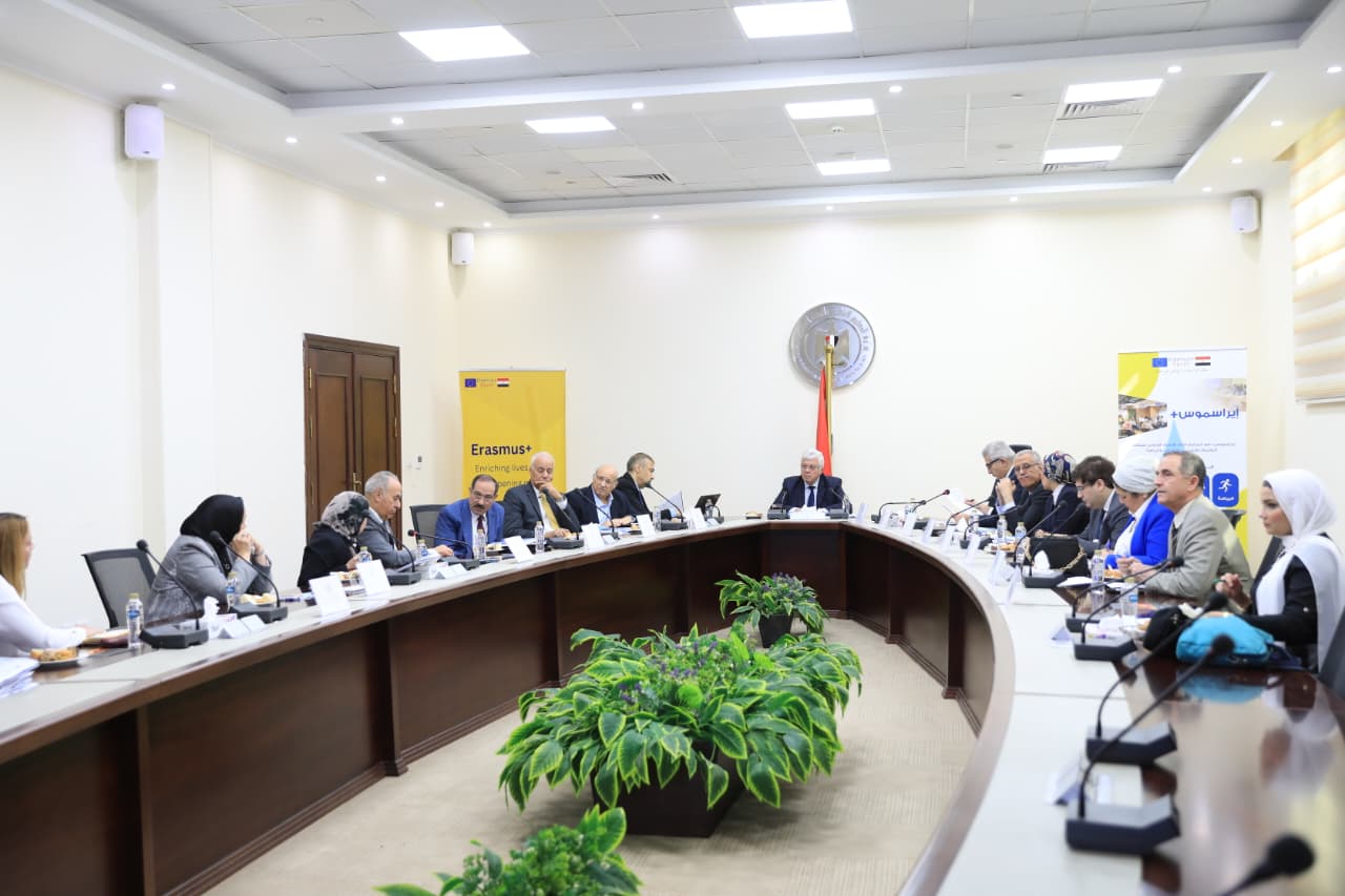 وزير التعليم العالي يعقد اجتماعًا مع مجموعة خبراء تطوير التعليم العالي ضمن برنامج الاتحاد الأوروبي "إيراسموس"