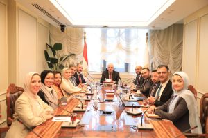 وزير التعليم العالي يجتمع بوفد «أسترازينيكا»