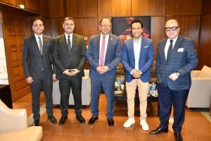 رئيس جامعة حلوان يلتقي الفنان سامح حسين في ندوة "دور الفن في القضايا الاجتماعية"