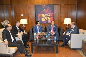 رئيس جامعة حلوان يلتقي الفنان سامح حسين في ندوة "دور الفن في القضايا الاجتماعية"