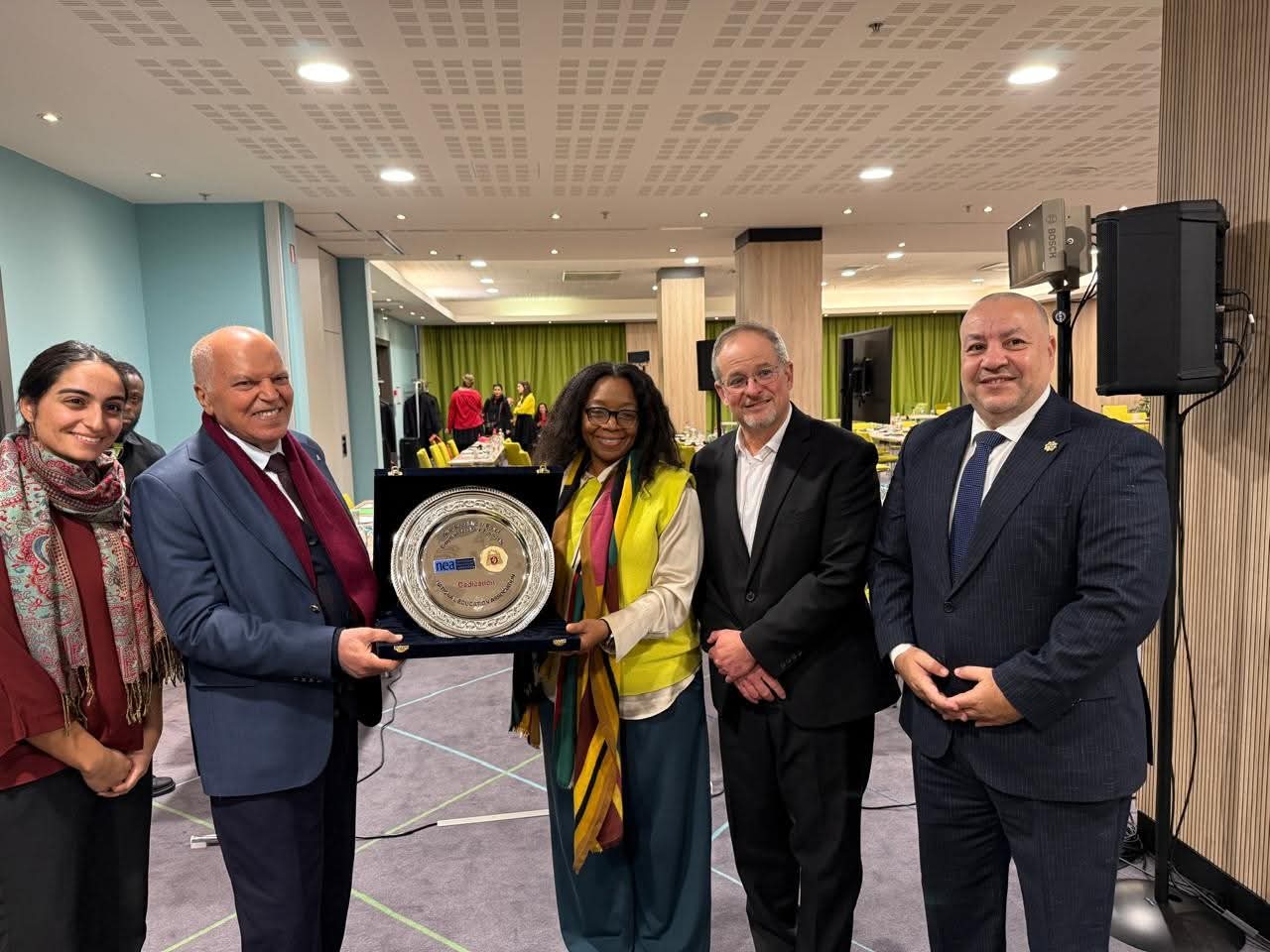 نقيب المعلمين يلتقي رئيسة وفد رابطة المعلمين الأمريكية لبحث التعاون المشترك