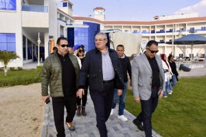 نائب رئيس جامعة عين شمس يشارك أسرة "طلاب من أجل مصر" فعاليات المهرجان الترفيهي بالإسماعيلية