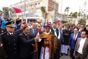 رئيس جامعة مطروح يشارك في إيقاد شعلة احتفالات المحافظة بالعيد القومي (٢)