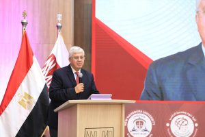 وزير التعليم العالي ومحافظ الدقهلية يشهدان حفل تخريج أول دفعة من خريجي جامعة المنصورة الجديدة (٢)