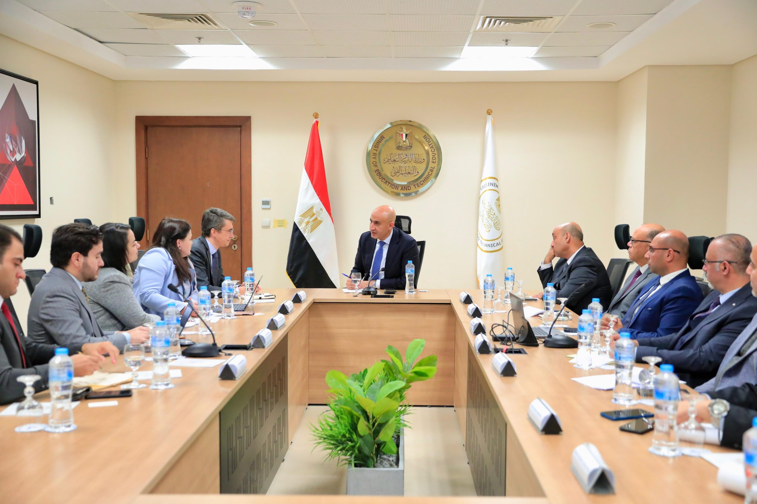 وزير التربية والتعليم يستعرض مع المدير الإقليمي للبنك الدولي خطط تطوير منظومة التعليم