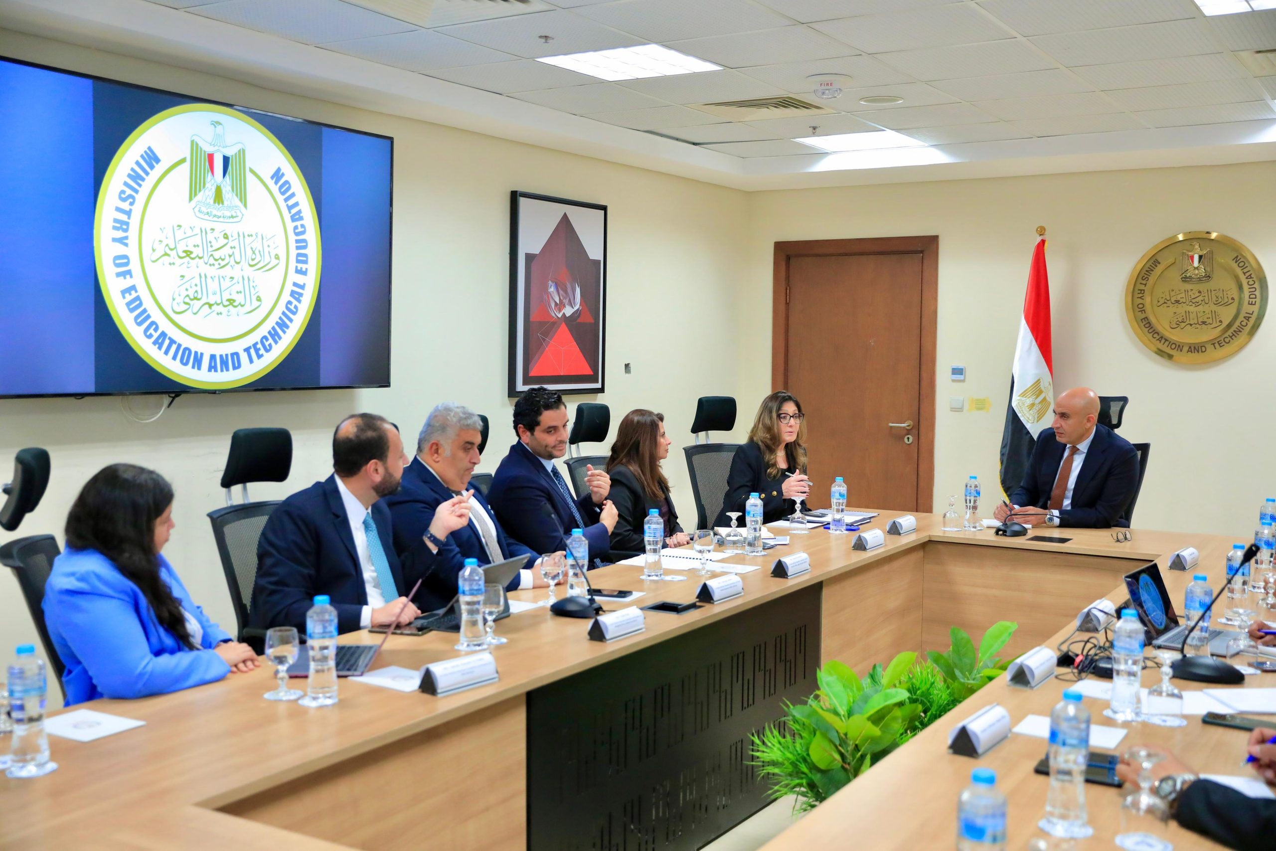 وزير التربية والتعليم يستقبل وفد غرفة التجارة الأمريكية لبحث سبل تعزيز التعاون