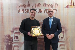 رئيس جامعة عين شمس يكرّم بطلي العالم في الكاراتيه تقديرًا لإنجازاتهما الدولية المشرفة