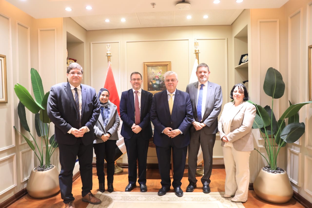 وزير التعليم العالي يلتقي سفير المملكة المتحدة بالقاهرة
