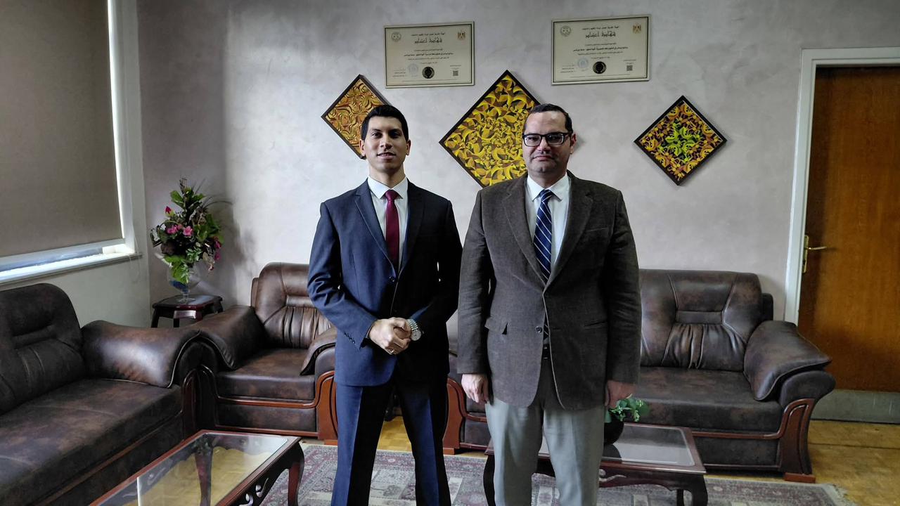 حقوق عين شمس تحتفي بتميز أحد خريجيها لحصوله على الماجستير بتقدير "متميز" من جامعة "كوين ماري" البريطانية