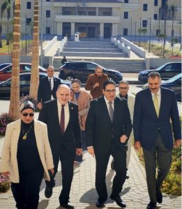 رئيس جامعة القاهرة يتفقد امتحانات الجامعة الأهلية والفرع الدولي ويطمئن على انتظامها