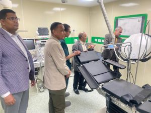 رئيس جامعة أسوان يتفقد اللمسات الأخيرة لمستشفى العظام الجامعي استعدادًا لافتتاحه