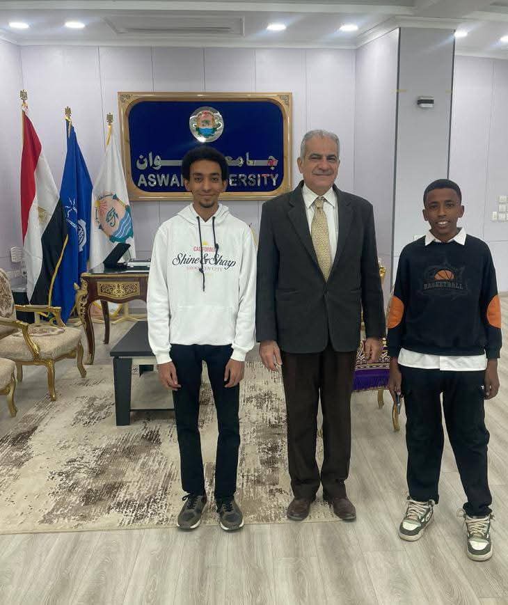 رئيس جامعة أسوان خلال تكريمه طالبين متميزين بالمرحلة الثانوية: نفتح أبوابنا دائمًا أمام المبدعين