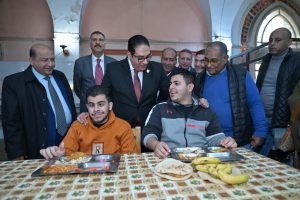 رئيس جامعة القاهرة يتابع الخدمات بالمدينة الجامعية.. وحلول فورية لملاحظات الطلاب