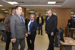 خلال جولته بكليتي التجارة والألسن | نائب رئيس جامعة عين شمس يشيد بحسن سير العملية الامتحانية وانتظامها