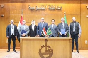 محافظ القليوبية ورئيس جامعة بنها يشهدان بروتوكول تعاون بين الجامعة ومديرية الصحة (٢)