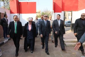 محافظ القاهرة يتفقد امتحانات الشهادة الإعدادية.. ويطمئن أولياء الأمور علي توفير الجو الملائم لأداء الامتحانات بسهولة ويسر