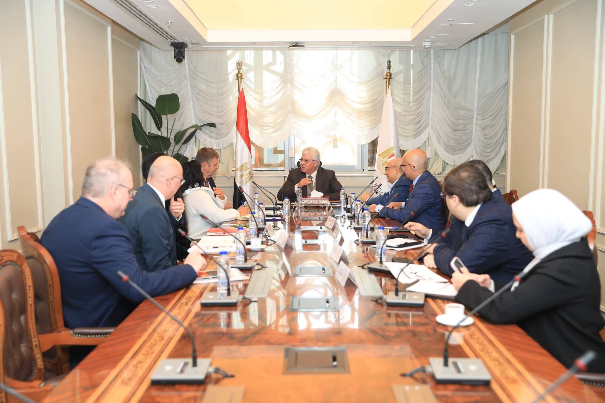 وزير التعليم العالي يبحث سبل تعزيز التعاون مع وفد جامعة إكستر البريطانية