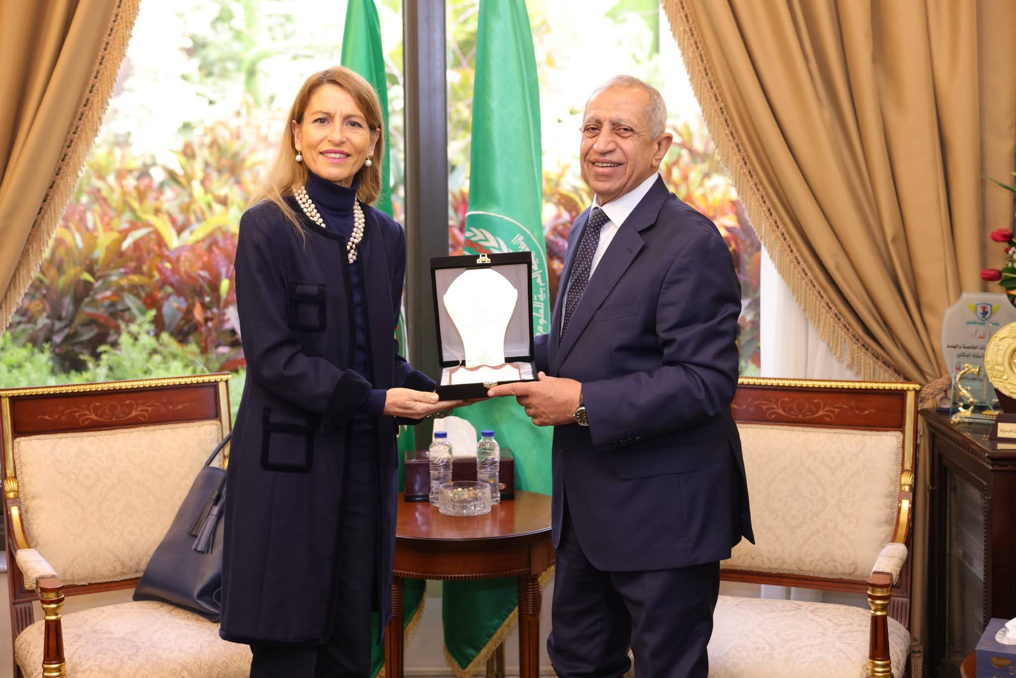 رئيس الأكاديمية العربية يكرم مدير المكتب الإقليمي لليونسكو بالقاهرة والسودان