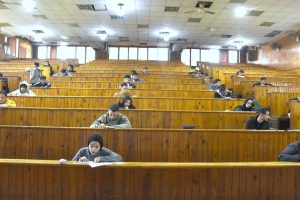 نائب رئيس جامعة عين شمس يتفقد سير امتحانات الفصل الدراسي الأول بكلية التربية (٢)