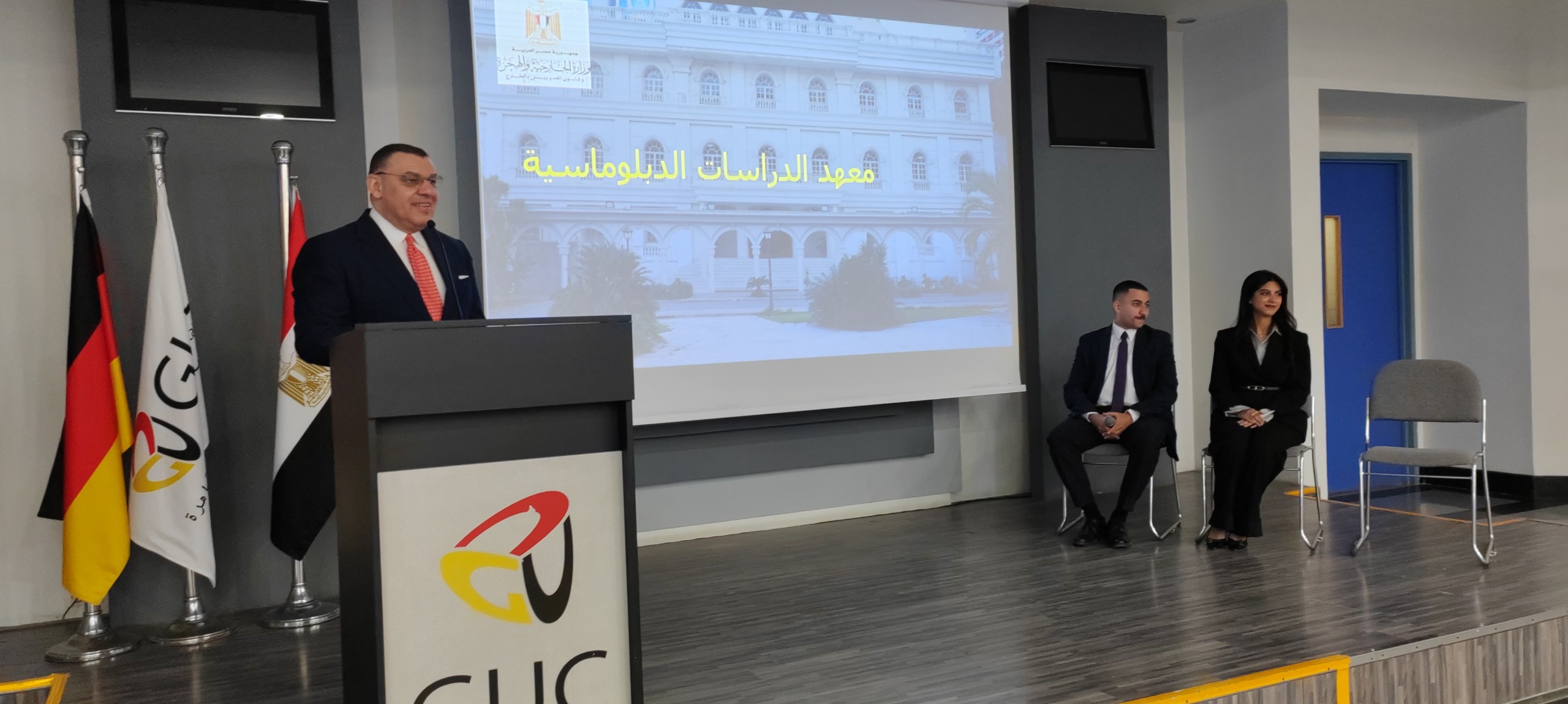 معهد الدراسات الدبلوماسية يلتقي طلاب GUC و GIU في حوار حول الدبلوماسية وبناء القيادات الشابة