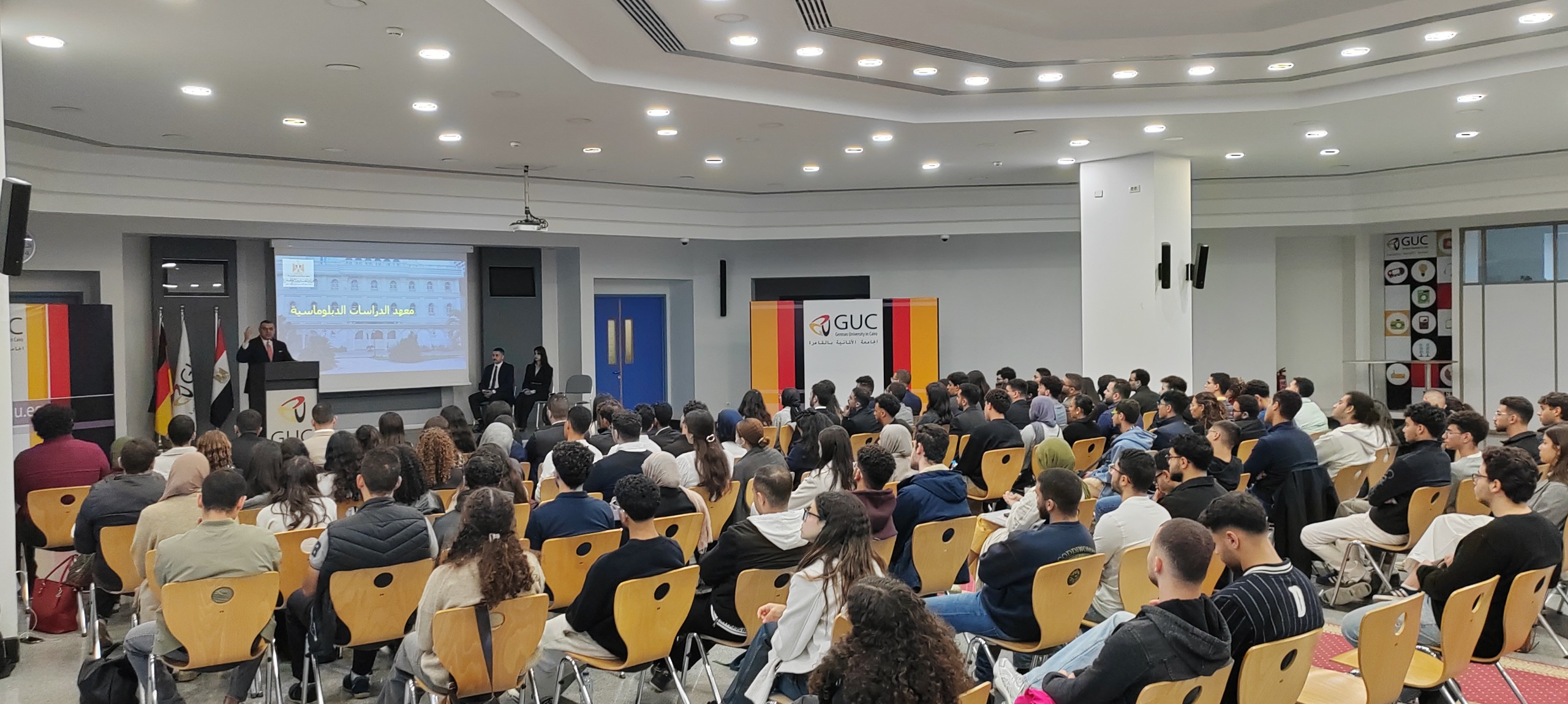 معهد الدراسات الدبلوماسية يلتقي طلاب GUC و GIU في حوار حول الدبلوماسية وبناء القيادات الشابة