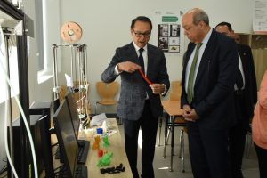 وزير الطيران يتفقد المجمع الصناعي والمدرسة الألمانية الدولية بحرم الجامعة الألمانية بالقاهرة (٤)