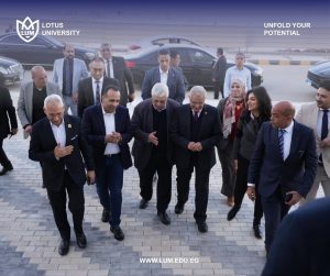 خلال زيارته للجامعة.. وزير التعليم العالي يعرب عن إعجابه بالمنح الدراسية التي توفرها جامعة اللوتس ودعم الطلاب المتفوقين وغير القادرين