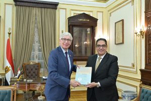 خلال استقباله سفير بيرو | رئيس جامعة القاهرة يبحث تعزيز التعاون مع جامعة سان ماركوس الوطنية