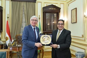 خلال استقباله سفير بيرو | رئيس جامعة القاهرة يبحث تعزيز التعاون مع جامعة سان ماركوس الوطنية