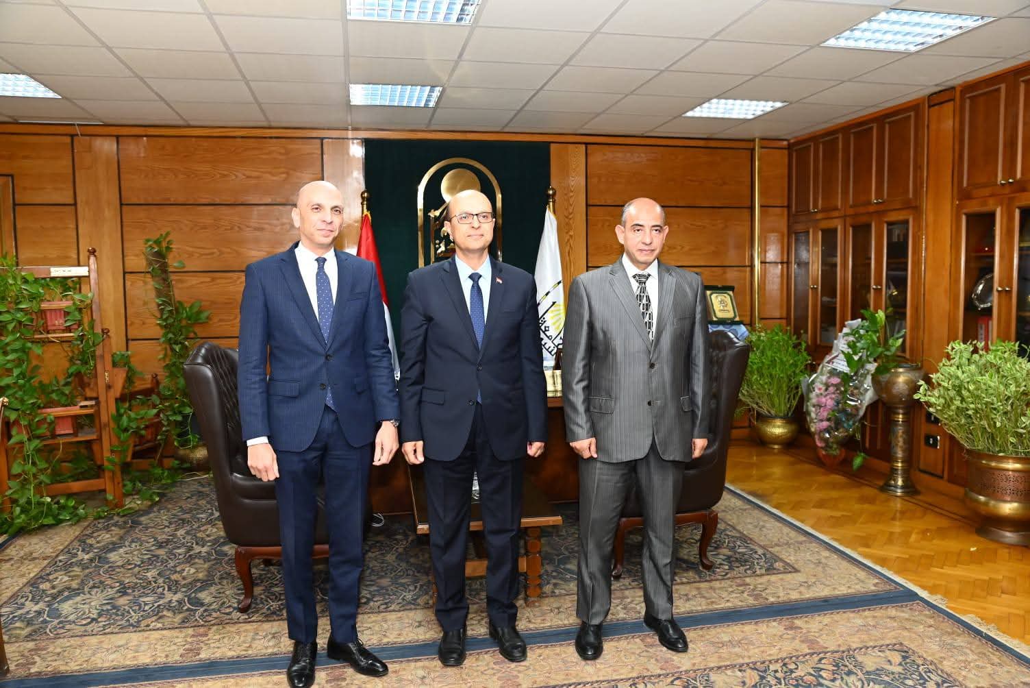 رئيس جامعة أسيوط يستقبل المتحدث الرسمي لوزارة الخارجية لبحث تنمية الوعي السياسي لدى الطلاب