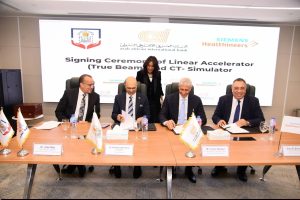 بتكلفة 3 ملايين دولار.. مستشفيات جامعة أسيوط توقع عقود شراء أجهزة لمرضى الأورام الأول من نوعها بالصعيد
