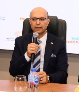 بتكلفة 3 ملايين دولار.. مستشفيات جامعة أسيوط توقع عقود شراء أجهزة لمرضى الأورام الأول من نوعها بالصعيد