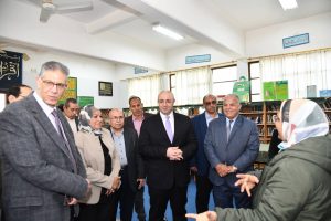 محافظ الفيوم يتفقد سير العملية التعليمية بمدرسة الثانوية للبنات ويشيد بالانضباط