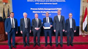 الجامعة الأمريكية بالقاهرة تحتفل بتخرج 32 خبيراً من أول دبلومة من نوعها لقطاع البترول والغاز في مصر