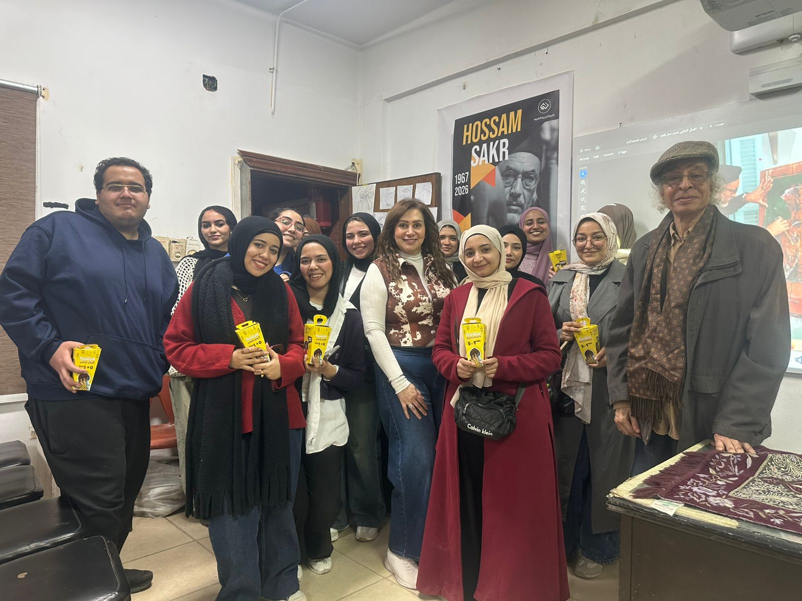 «أميرة فهمي» تنظم محاضرة «لمسة وفاء» تكريمًا للفنان الراحل حسام صقر بتربية فنية العاصمة