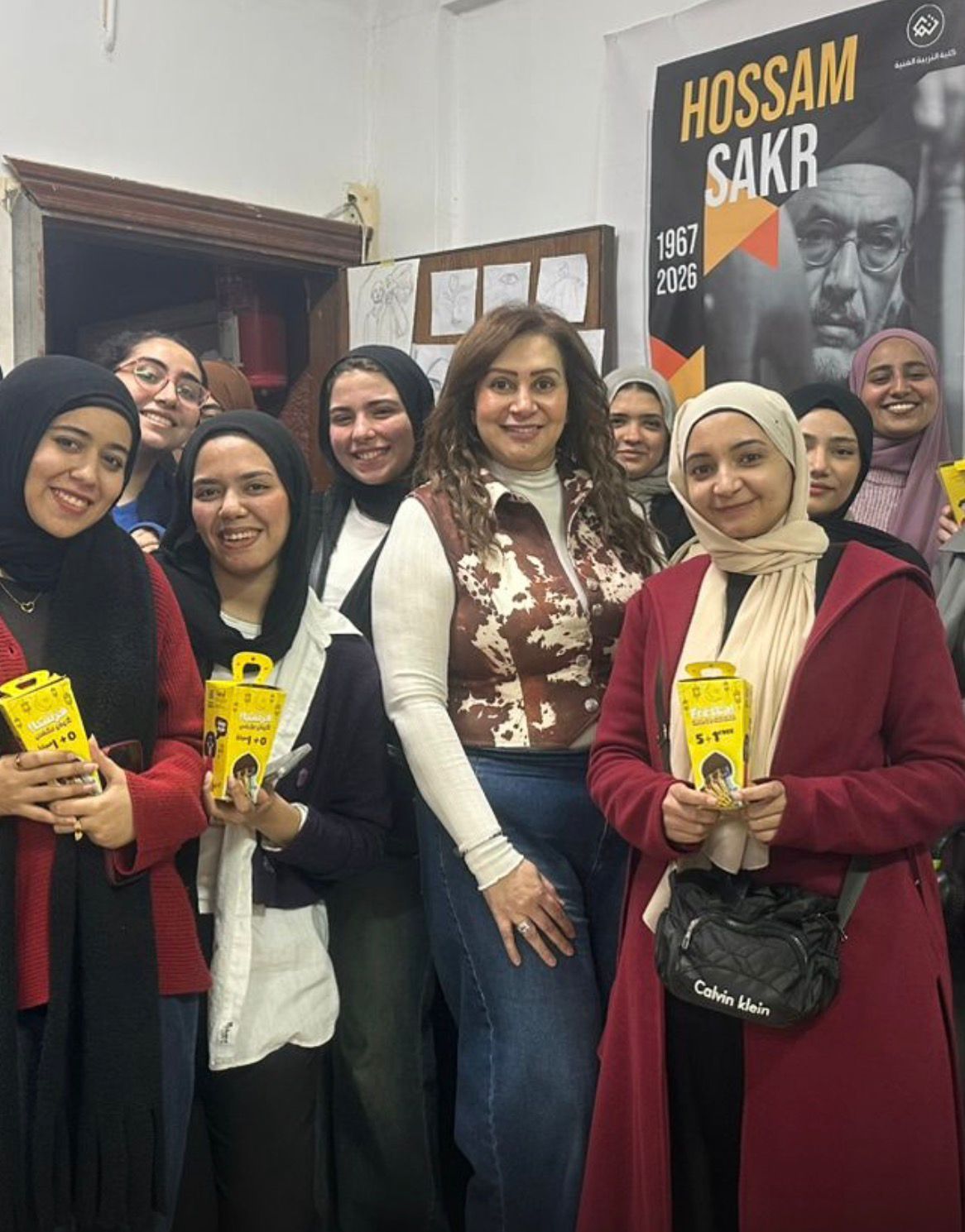 «أميرة فهمي» تنظم محاضرة «لمسة وفاء» تكريمًا للفنان الراحل حسام صقر بتربية فنية العاصمة