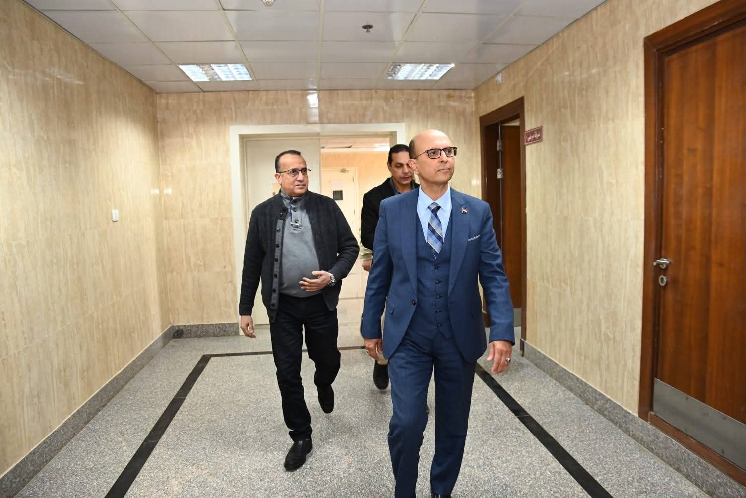 رئيس جامعة أسيوط يطمئن على طالبات الجامعة الأهلية المصابات في حادث انقلاب سيارة