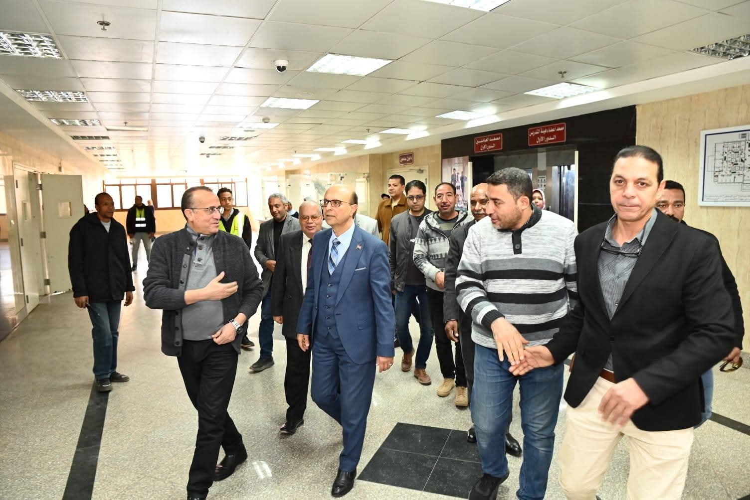 رئيس جامعة أسيوط يطمئن على طالبات الجامعة الأهلية المصابات في حادث انقلاب سيارة