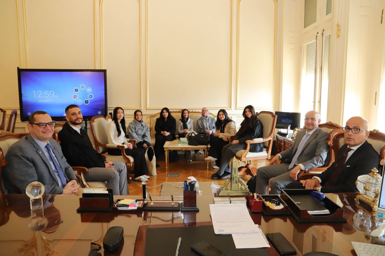 رئيس جامعة عين شمس يُكرم فريق كلية الحقوق الفائز بالمركز الثاني إقليمياً في مسابقة "أكسفورد" للمحاكم الصورية