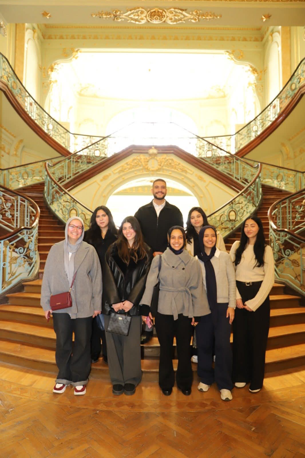 رئيس جامعة عين شمس يُكرم فريق كلية الحقوق الفائز بالمركز الثاني إقليمياً في مسابقة "أكسفورد" للمحاكم الصورية