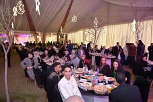 رئيس جامعة القاهرة يشارك طلاب جامعة القاهرة الأهلية والفرع الدولي مائدة السحور