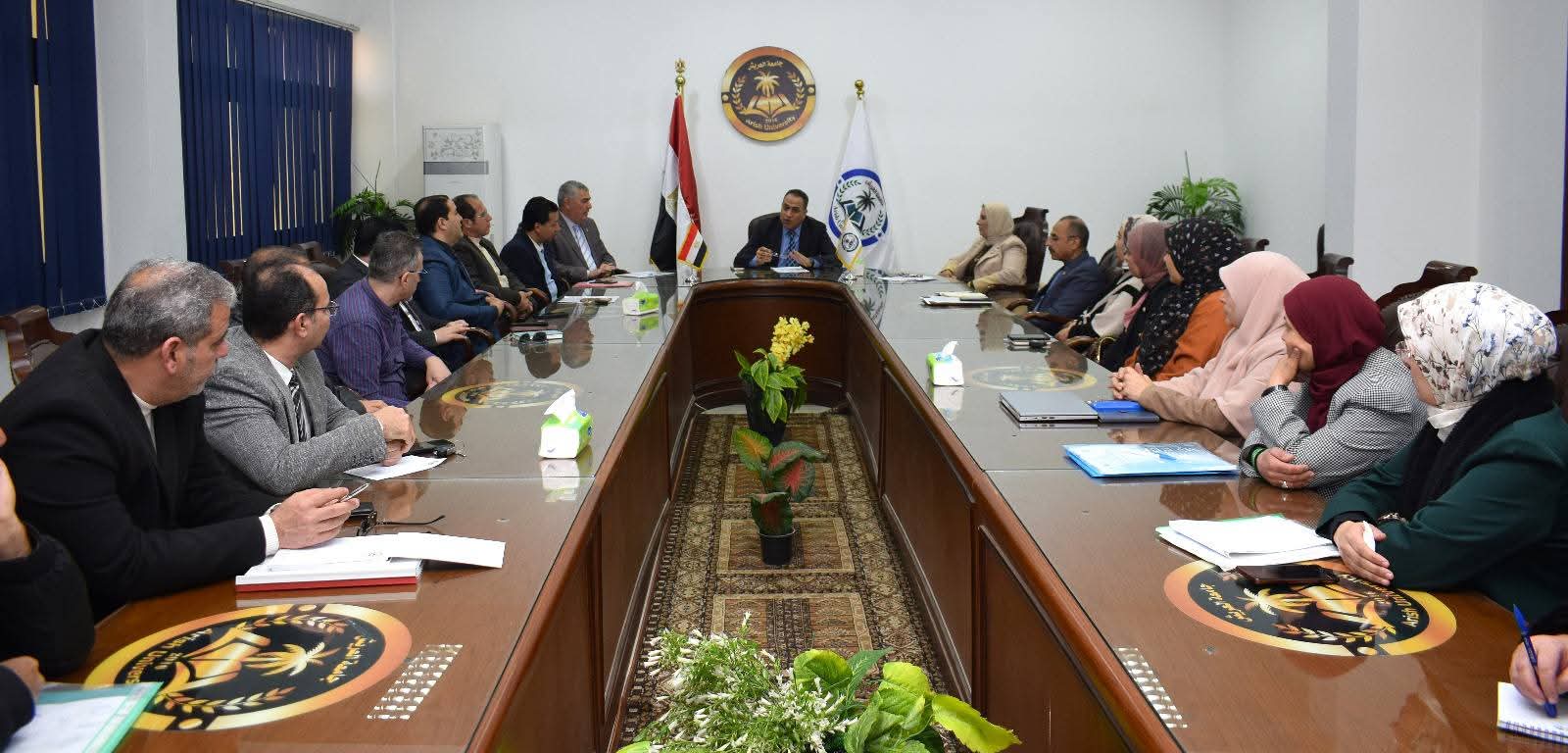 رئيس جامعة العريش يبحث تطوير أداء المراكز والوحدات