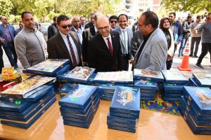 استعدادًا لعيد الفطر.. رئيس جامعة أسيوط يتفقد معرض «أهلاً بالعيد» للسلع الغذائية والملابس