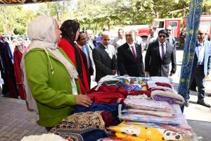 استعدادًا لعيد الفطر.. رئيس جامعة أسيوط يتفقد معرض «أهلاً بالعيد» للسلع الغذائية والملابس