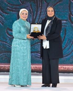 السيدة انتصار السيسي تكرّم الدكتورة غادة فاروق ضمن احتفالية "المرأة المصرية أيقونة النجاح"