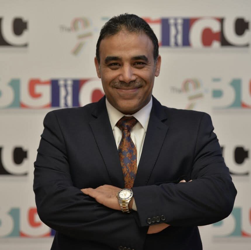 رئيس جامعة عين شمس يهنيء الدكتور هشام الغزالي لاختياره عضوًا باللجنة العلمية لأورام الثدي بالجمعية الأوروبية للأورام