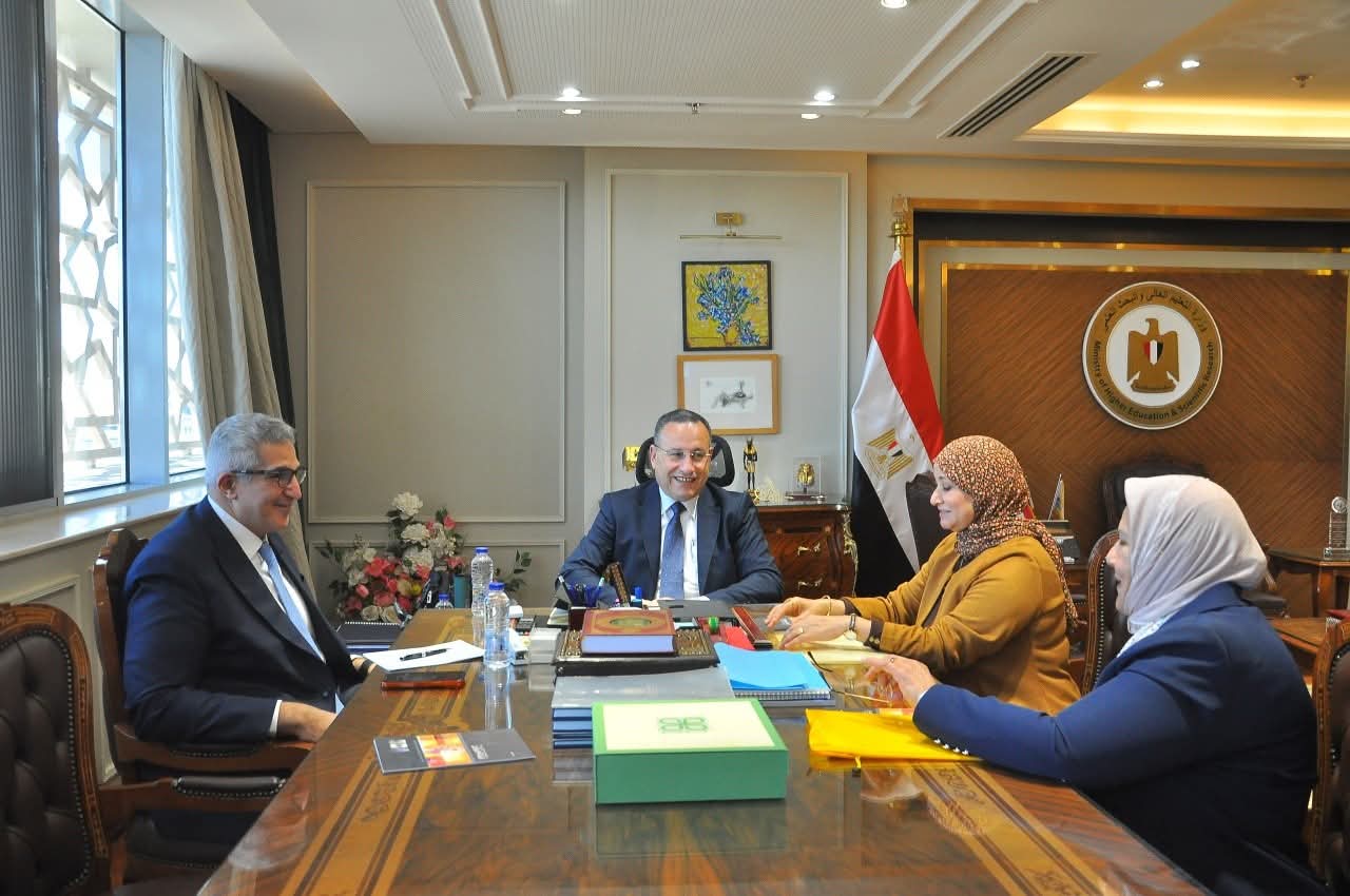 وزير التعليم العالي يبحث تعزيز كفاءة الخريجين بقطاع وأطقم التمريض بالمستشفيات الجامعية