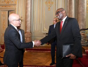 تعزيزاً للتعاون الدولي.. جامعة عين شمس تستقبل وفداً رفيع المستوى من جامعة كارلتون الكندية